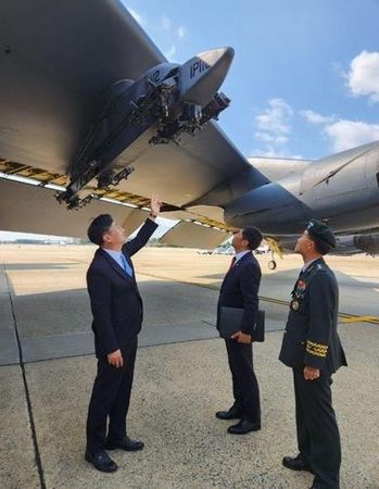 ▲▼南韓代表團視察B-52轟炸機，該位置可搭載核彈頭。（圖／南韓國防部）