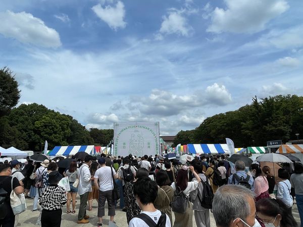 ▲▼文化總會於東京上野公園舉行「TAIWAN PLUS 2022台灣吉日」生活節，在會場開放前，10點多已有上千人潮在外排隊等候。（圖／文化總會提供）