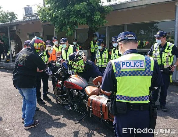 ▲市警玉井分局會同麻豆監理站、台南市環保局及交通警察大隊聯手出擊，在轄區楠西段台3線370公里處執行「監警環聯合稽查」，持續針對改裝車輛強力告發或通知召回檢驗。（圖／記者林悅翻攝，下同）