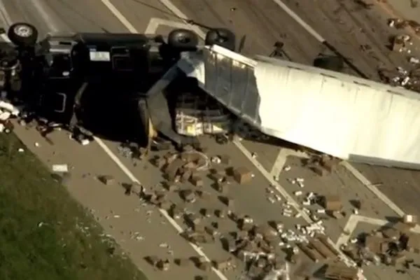 ▲▼美國奧克拉荷馬州卡車在高速公路上翻覆，假陽具和自慰棒掉滿地。（圖／翻攝自推特@barstoolsports）