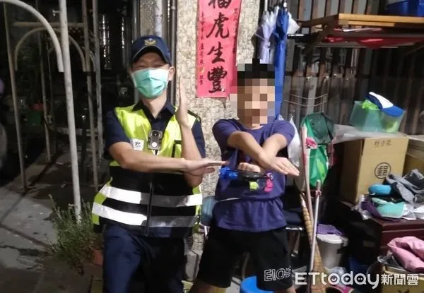 ▲▼一對嬤孫外出訪友卻迷失街頭，男童天真把玩「奧特曼變身器」求救，英雄真的出現了。（圖／警方提供，下同）