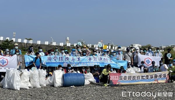 ▲屏東縣政府環保局結合企業在枋寮漁港南側海灘淨灘            。（圖／記者陳崑福翻攝，下同）