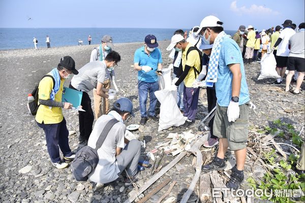 ▲屏東縣政府環保局結合企業在枋寮漁港南側海灘淨灘            。（圖／記者陳崑福翻攝，下同）