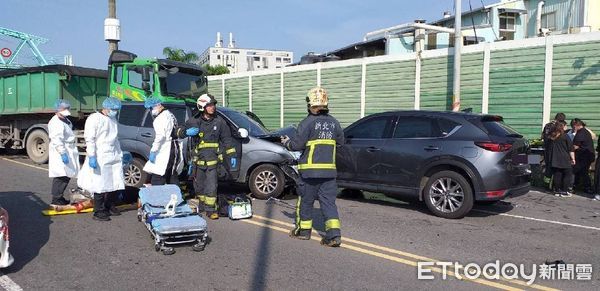 ▲▼       土城4車連環撞，7人受傷送醫     。（圖／記者陳雕文翻攝）