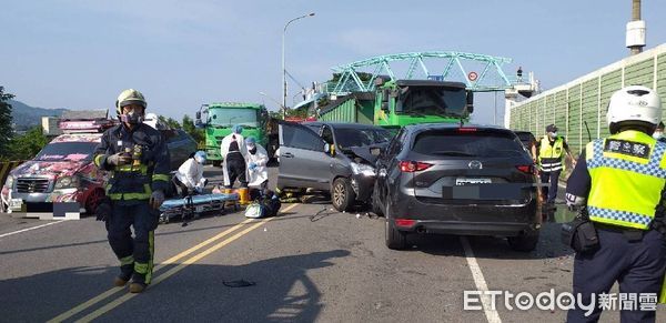 ▲▼       土城4車連環撞，7人受傷送醫     。（圖／記者陳雕文翻攝）