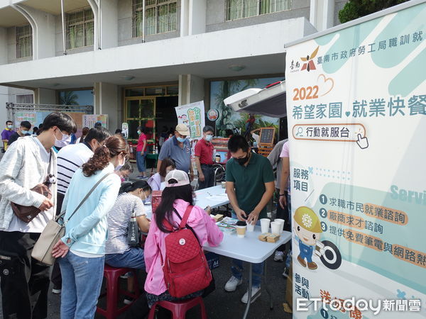 ▲台南市勞工局17日在東區慈幼工商禮堂辦理「台南好生活 台南呷頭路」第3場大型就業博覽會，廠商釋出4945個工作機會，其中薪資3萬元以上職缺佔逾6成，初媒率51.64％。（圖／記者林悅翻攝，下同）