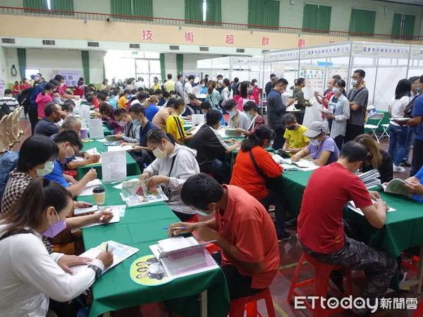 ▲台南市勞工局17日在東區慈幼工商禮堂辦理「台南好生活 台南呷頭路」第3場大型就業博覽會，廠商釋出4945個工作機會，其中薪資3萬元以上職缺佔逾6成，初媒率51.64％。（圖／記者林悅翻攝，下同）