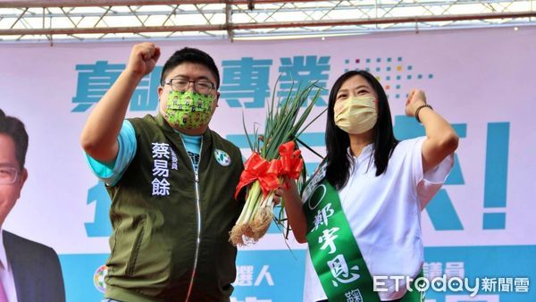 ▲淡水總部成立！鄭宇恩挺孕與林佳龍同台 大咖好友群力挺。（圖／記者戴上容翻攝）