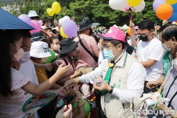 ▲2022台南市親子嘉年華17日在新營體育場登場，市長黃偉哲與教育局長鄭新輝也到場參與大遊行，黃偉哲市長與卡通明星歡樂大遊行，並與大小朋友同樂。（圖／記者林悅翻攝，下同）