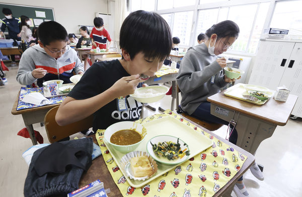 ▲日本小學生,日本學童,營養午餐。（圖／達志影像／美聯社）
