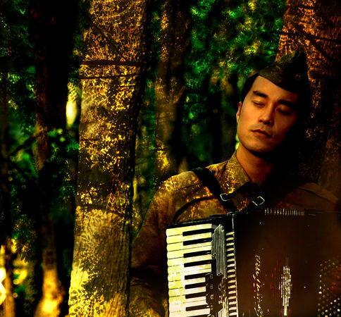 ▲《淚王子》中，張孝全拉手風琴走出樹林的畫面。（圖／CATCHPLAY提供）