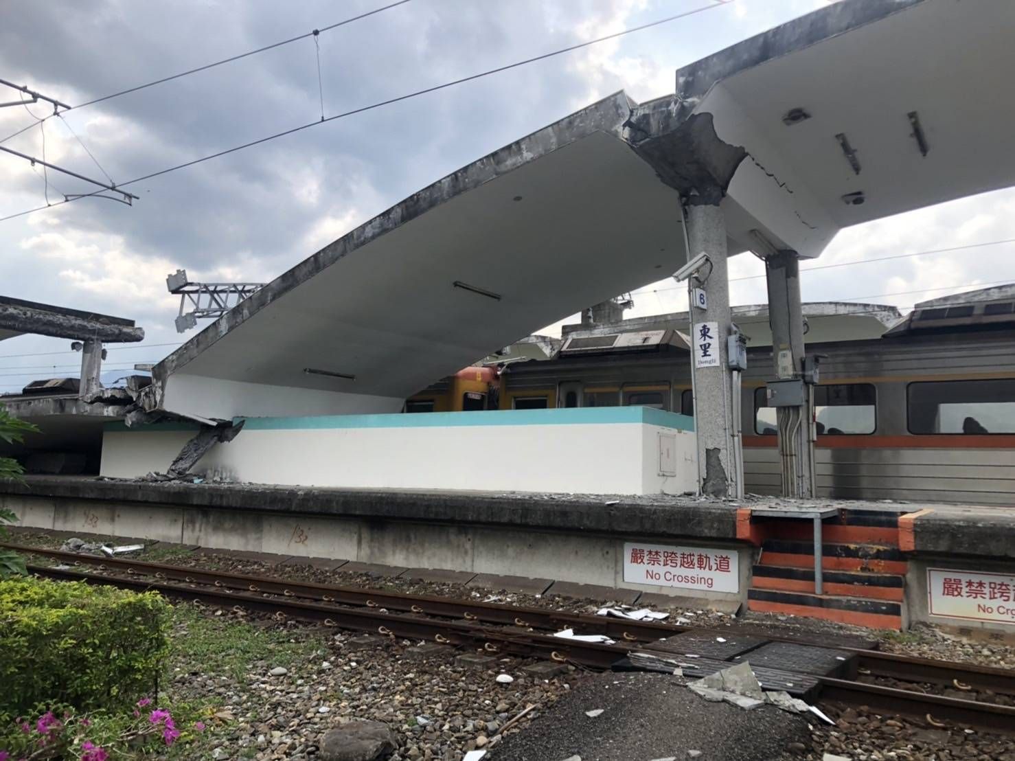 ▲▼台鐵東里站月台雨棚掉落、車廂翻覆。（圖／讀者提供）