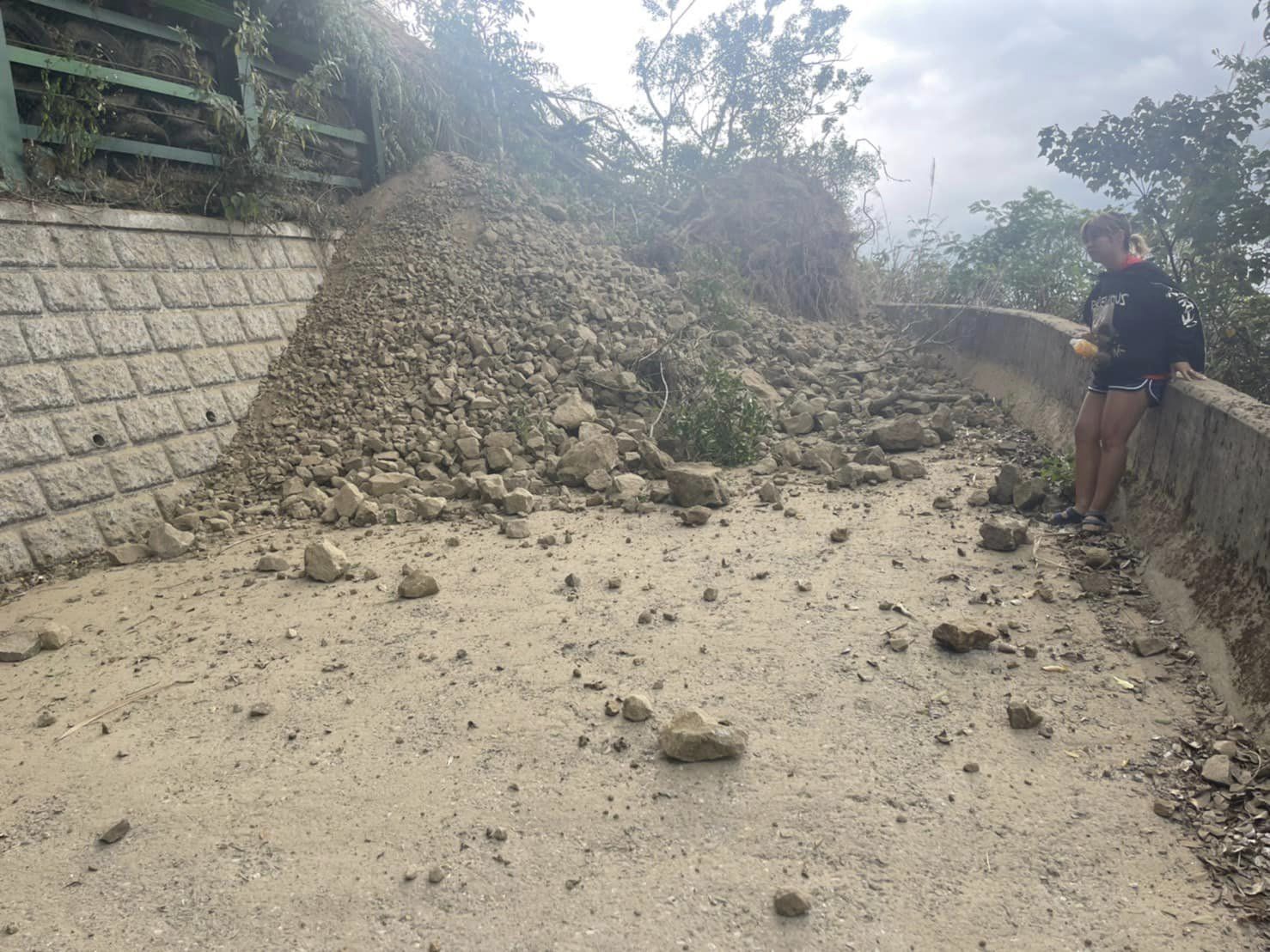 ▲▼玉里六十石山的聯外道路遭落石跟土石掩埋             。（圖／Kolas Yotaka臉書）