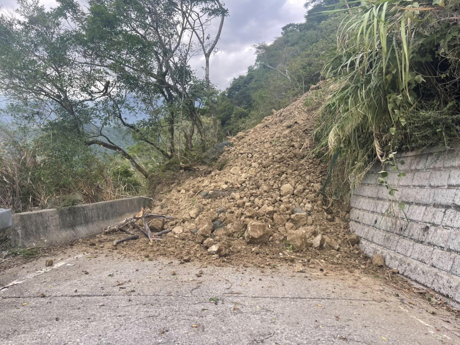 ▲▼玉里六十石山的聯外道路遭落石跟土石掩埋             。（圖／Kolas Yotaka臉書）