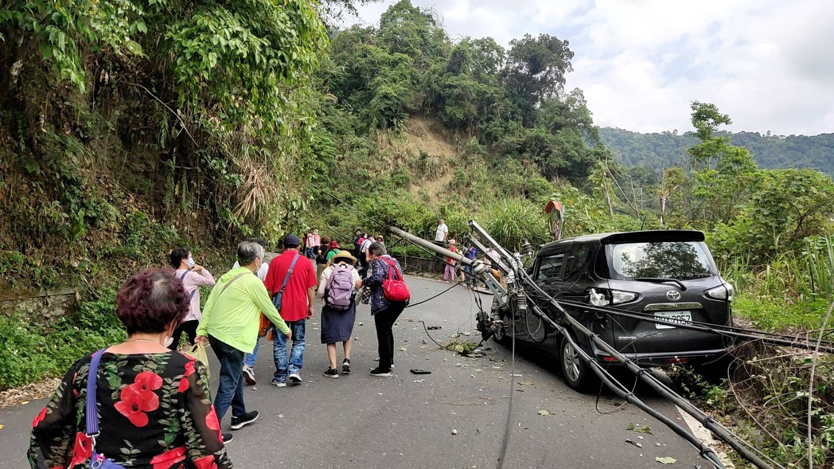 ▲花蓮赤科山道路中斷，多名遊客賞金針花受困。（圖／網友提供）