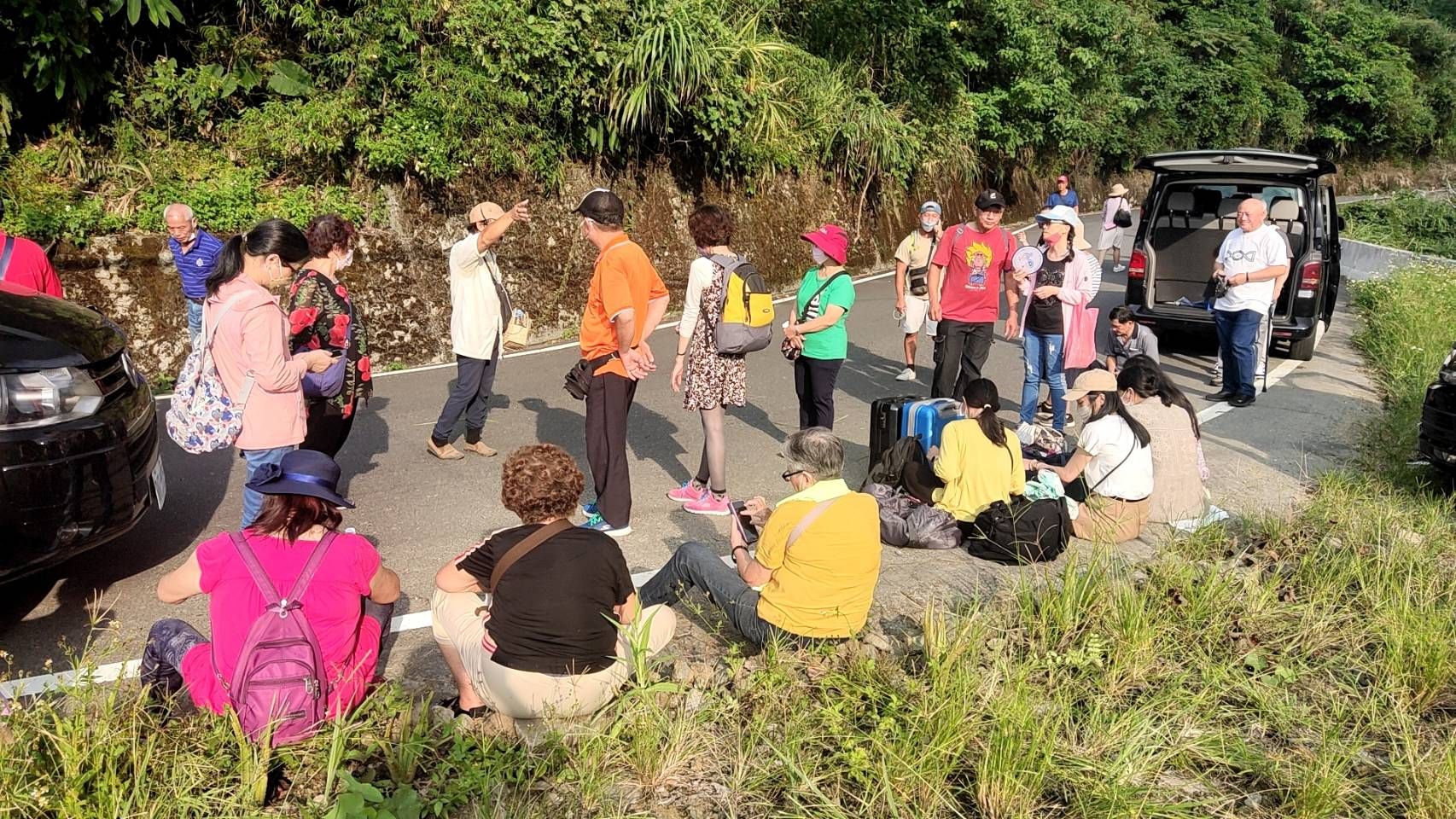 ▲花蓮赤科山道路中斷，多名遊客賞金針花受困。（圖／網友提供）