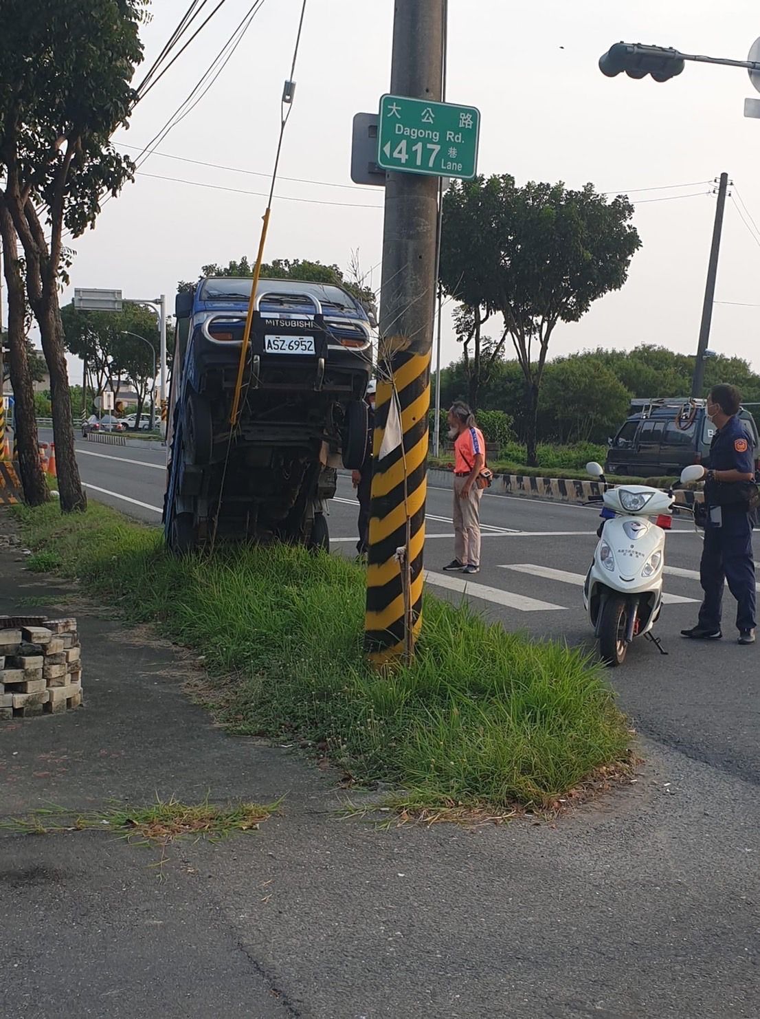 ▲▼高市參選人曾尹儷宣傳車自撞電線桿。（圖／翻攝記者爆料網）