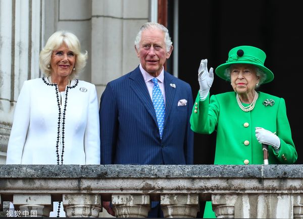 ▲▼英國國王查爾斯（中）、王后卡蜜拉（左）與已故女王伊莉莎白二世（右）。（圖／CFP）
