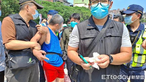 ▲蔡適應競選總部今成立　基隆男持美工刀陳情...警壓制遭劃傷濺血。（圖／記者郭世賢翻攝）