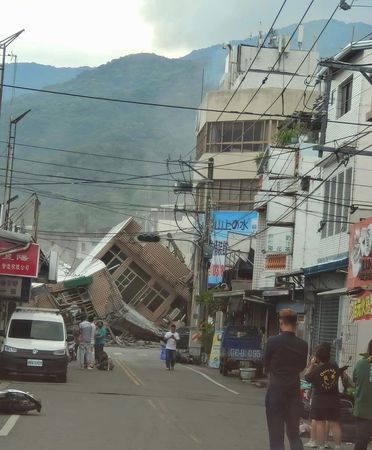 ▲▼地震影響，花蓮大樓倒塌。（圖／翻攝Kolas Yotaka臉書）