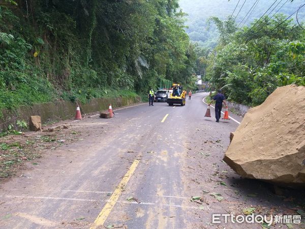 ▲▼  番路鄉台3線321公里處接獲報案有落石及樹木擋在路中 。（圖／記者翁伊森翻攝）
