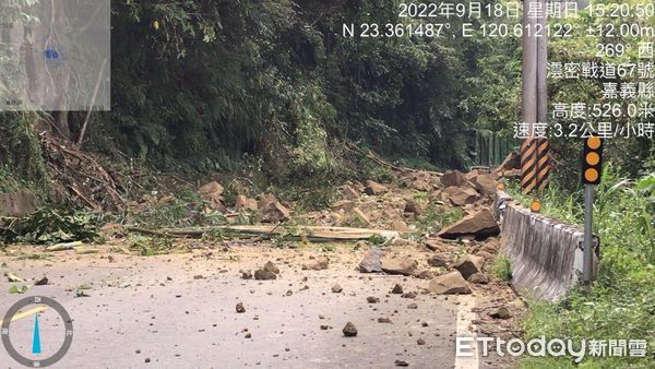 ▲▼  番路鄉台3線321公里處接獲報案有落石及樹木擋在路中 。（圖／記者翁伊森翻攝）