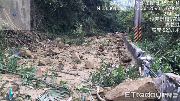 ▲▼  番路鄉台3線321公里處接獲報案有落石及樹木擋在路中 。（圖／記者翁伊森翻攝）