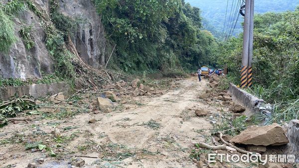 ▲▼  番路鄉台3線321公里處接獲報案有落石及樹木擋在路中 。（圖／記者翁伊森翻攝）