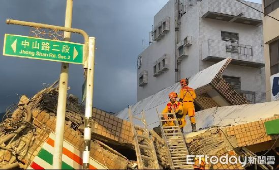 ▲▼救難人員用生命探測器搜救。（圖／網友授權提供）