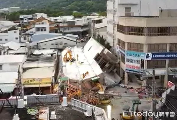 ▲▼ 花蓮玉里大樓倒塌，「牆面變成樓面」    。（圖／記者戴上容翻攝）