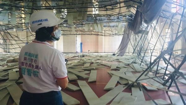 ▲桃園八德國民運動中心羽球場天花板坍塌，市府暫關閉場館