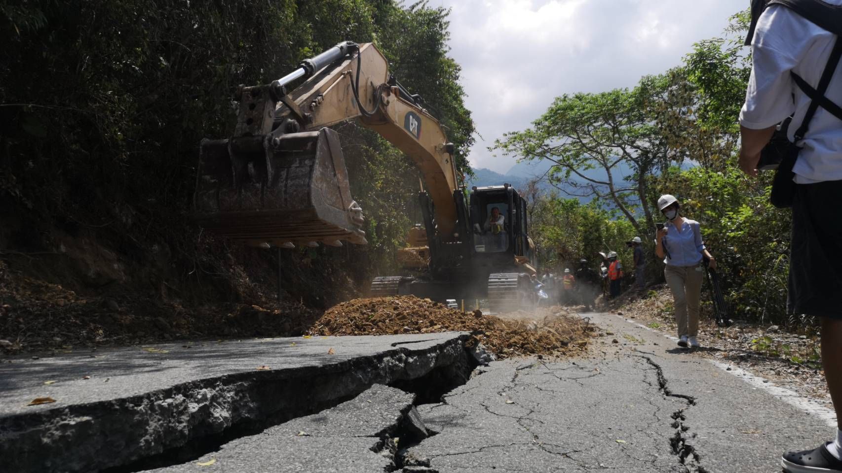 ▲▼六十石山聯外道路搶通工程。（圖／記者黃彥傑攝）