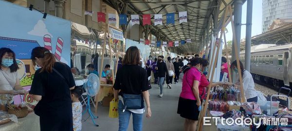 ▲「夏日嘉年華市集」登場，創業店家展示成果。（圖／記者游瓊華攝）