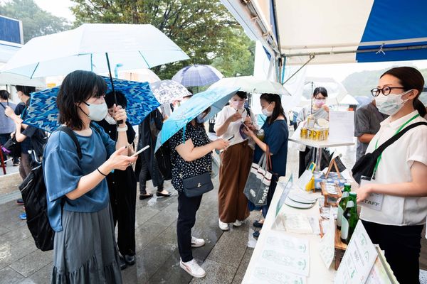 ▲▼日本「哈台族」湧入東京上野公園，不畏風雨參與TAIWAN PLUS活動。（圖／文化總會提供）