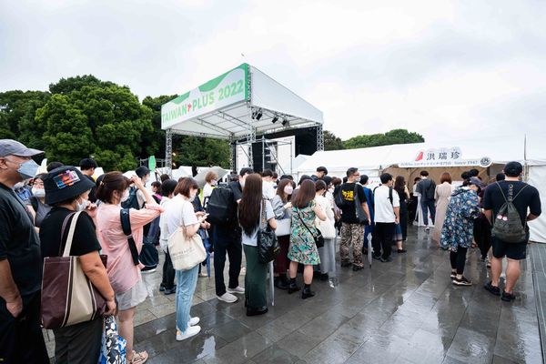 ▲▼日本「哈台族」湧入東京上野公園，不畏風雨參與TAIWAN PLUS活動。（圖／文化總會提供）