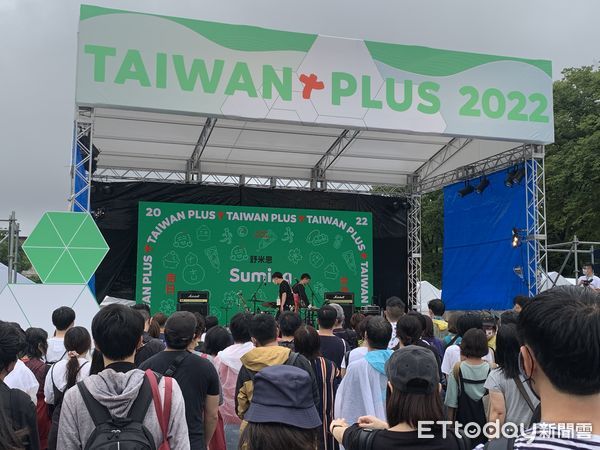 ▲▼日本「哈台族」湧入東京上野公園，不畏風雨參加TAIWAN PLUS活動，感受濃濃的「台灣味」。（圖／記者林育綾攝）