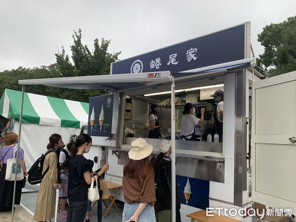 ▲▼日本「哈台族」湧入東京上野公園，不畏風雨參加TAIWAN PLUS活動，感受濃濃的「台灣味」。（圖／記者林育綾攝）