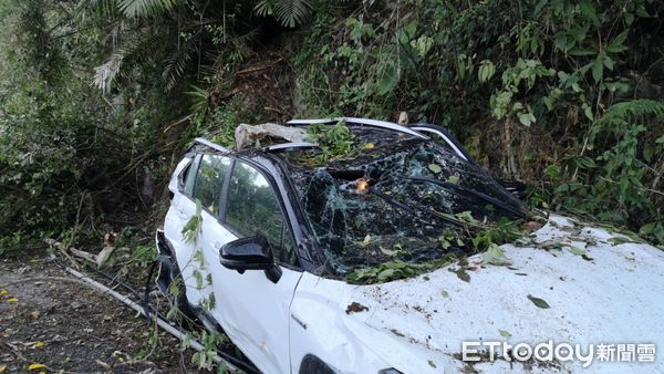 ▲▼花蓮六十石山「落石擊中轎車」　最新畫面曝。（圖／記者黃彥傑攝）