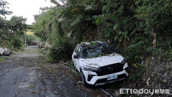 ▲▼花蓮六十石山「落石擊中轎車」　最新畫面曝。（圖／記者黃彥傑攝）