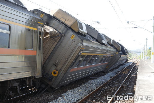 ▲▼花蓮東里站月台雨棚掉落，火車被砸到翻覆出軌。（圖／記者湯興漢攝）
