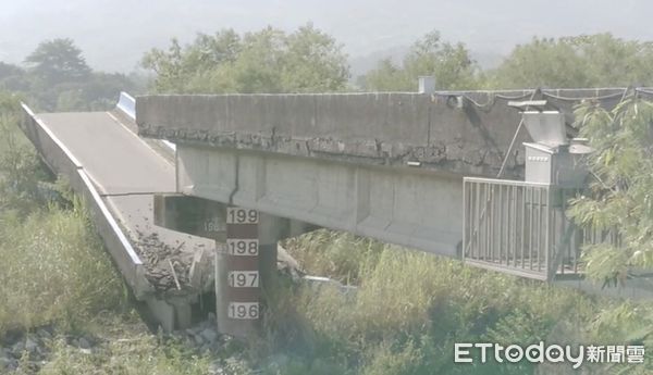 ▲▼ 崙天大橋斷裂 。（圖／記者黃彥傑翻攝）