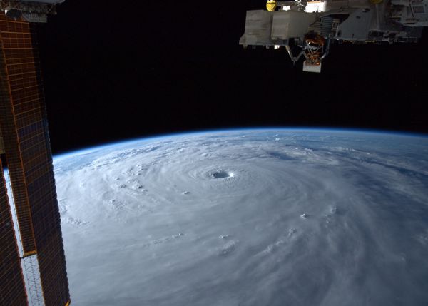 ▲▼，美國太空人海因斯（Bob Hines）在推特po出南瑪都颱風的太空俯瞰圖。（圖／翻攝自推特／@Astro_FarmerBob）