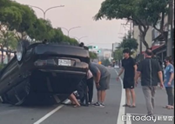 ▲▼▲熱人民眾將受困車內的傅男救出。（圖／蘆竹警分局提供）