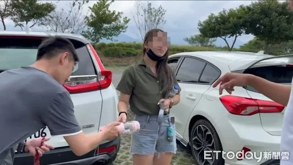 ▲▼     台北熱褲正妹受困六十石山，嚇到狂喊，「晃到感覺車都要掉下去」        。（圖／記者陳以昇攝）