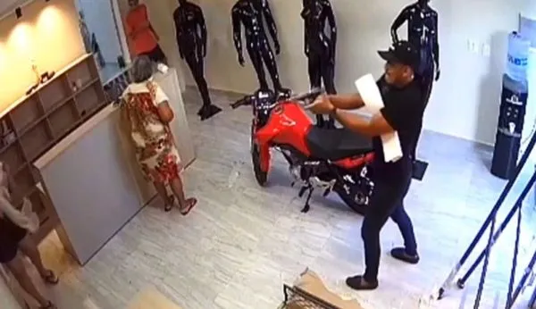 男開槍射「懷胎7個月」女店員一屍兩命　女同事也被射殺畫面曝光。（圖／翻攝自Twitter）