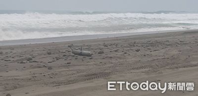 整枚「拖式飛彈」沖上滿州港仔沙灘　鄉親嚇壞忙報案