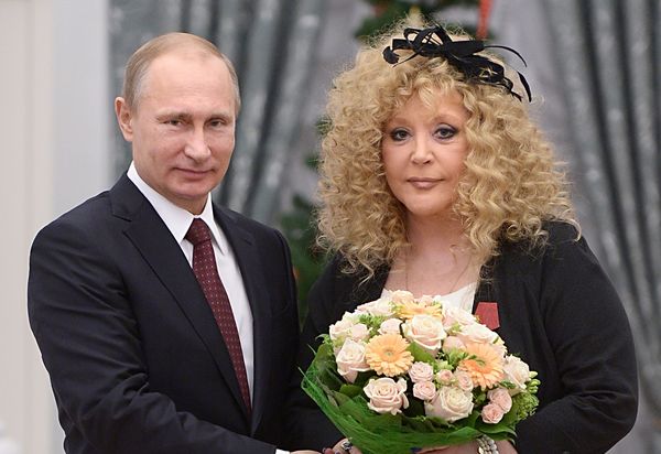 ▲▼俄羅斯「天后級」歌手普加喬娃（Alla Pugacheva）2014年與總統普丁見面。（圖／達志影像／美聯社）