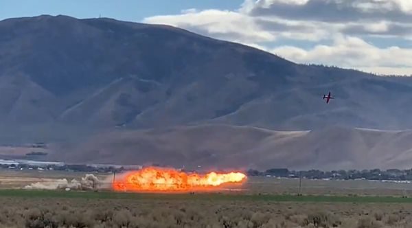 冠軍賽直播！噴射機突然墜地起火畫面曝光　駕駛在觀眾面前身亡。（圖／翻攝自YouTube）