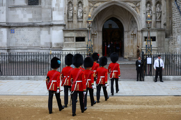 ▲▼ 身穿制服的英國士兵走進西敏寺。（圖／路透）