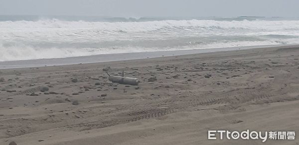 ▲屏東縣滿州港仔海邊出現1枚完整的拖式飛彈             。（圖／民眾提供）